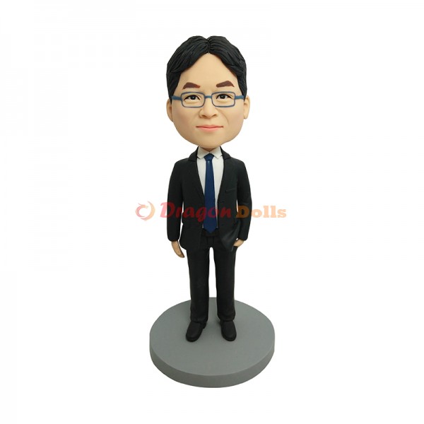 Office09 人像公仔專門店｜度身訂做手雕FIGURINE、人像公仔、大頭公仔、Q版公仔、3D公仔、畢業公仔、辦公室公仔 商業公仔款