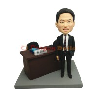 Office05 人像公仔專門店｜度身訂做手雕FIGURINE、人像公仔、大頭公仔、Q版公仔、3D公仔、畢業公仔、辦公室公仔 商業公仔款